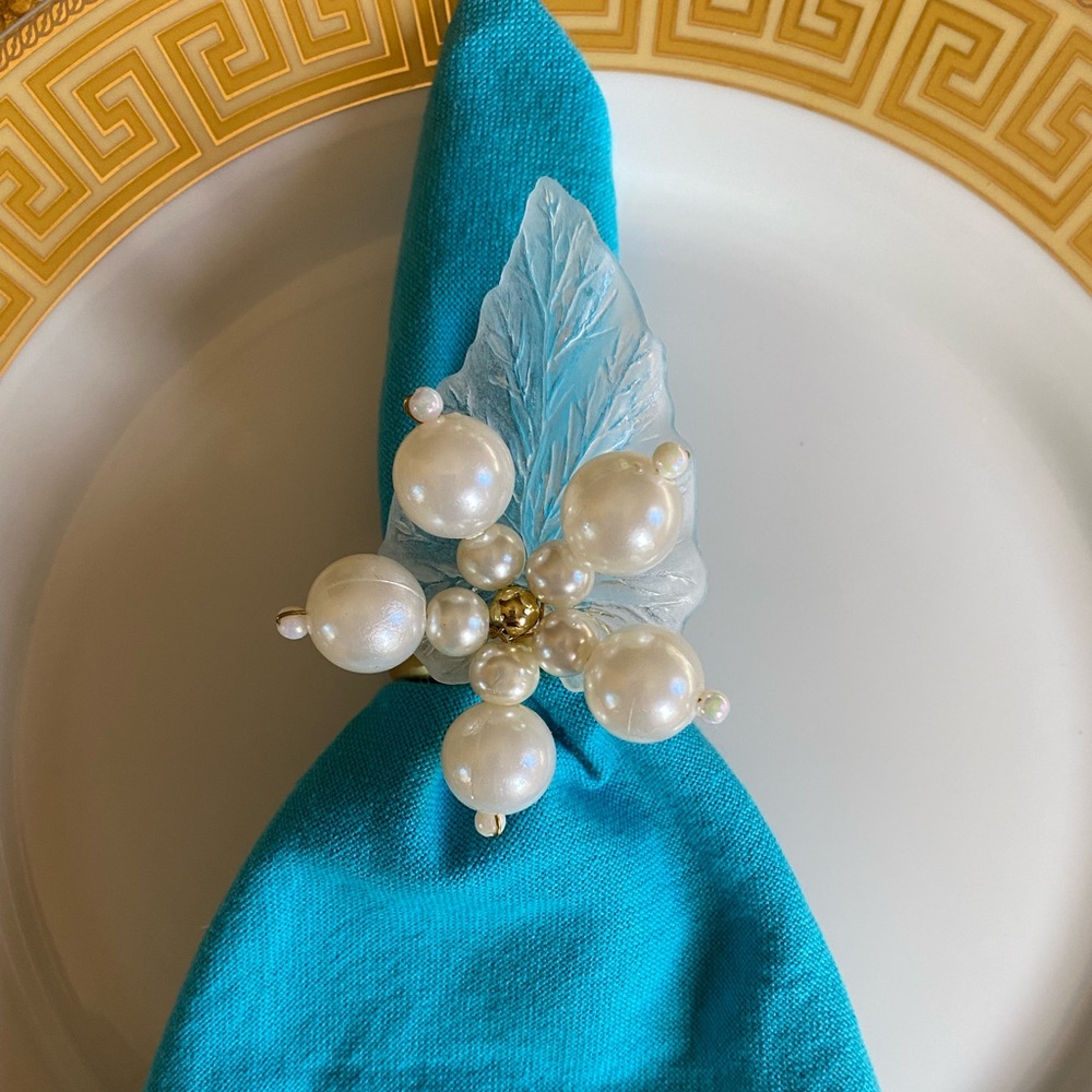 Set of 8 handmade beaded floral design napkin rings napkin holders